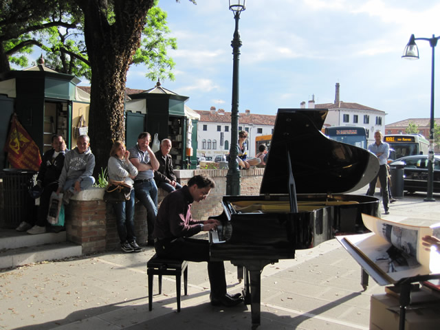 【写真】数は少ないが路上でグランドピアノを弾く人もいる。